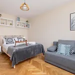 Eagle Pharmacy By Renters شقة